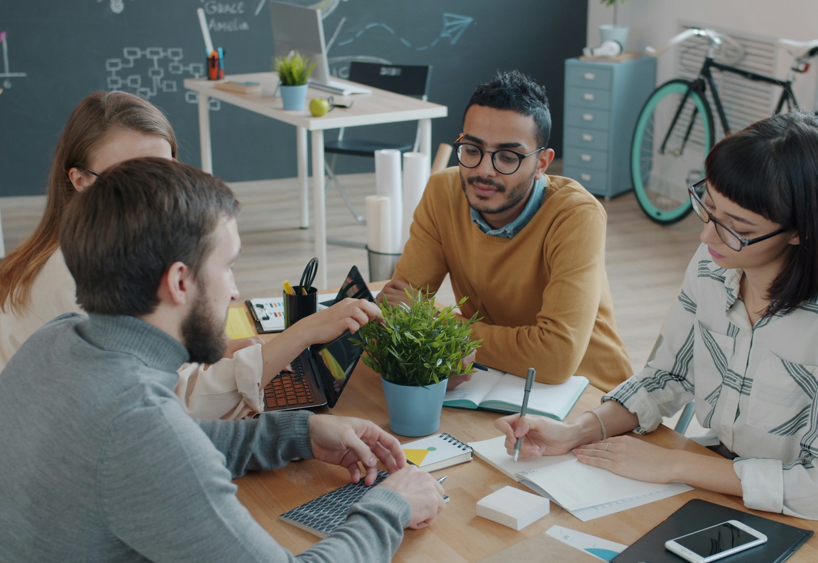 Equipo trabajando en conjunto en una sesión de planificación